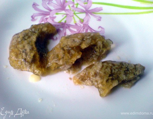 У меня от запекания мяса и котлет остаётся всегда густой мясной соус, я его не выбрасываю, а сливаю в ёмкость и замораживаю. либо просто оставляю в холодильнике  (если знаю. что в скором времени воспользуюсь). Выглядит он вот так, как холодец.
Если нет такого соуса, можно взять мясной или овощной бульон.
