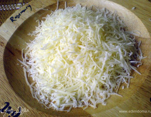 На мелкой тёрке натираем сыр. Я брала прибалтийский Пармезан, он имеет подходящий солоноватый вкус без кислинки и резкости. Настоящий Пармиджано Реджано здесь не нужен. Просто хороший очень твёрдый сыр возьмите.