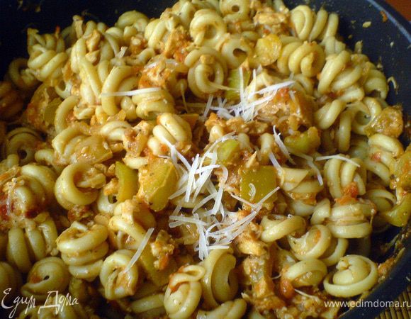 Смешиваем пасту с мясным соусом и 2/3 сыра. 