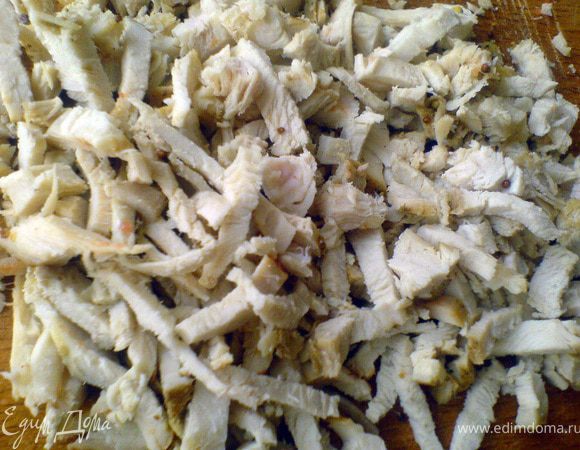 Куриную запечённую грудку режем мелкими кусочками.