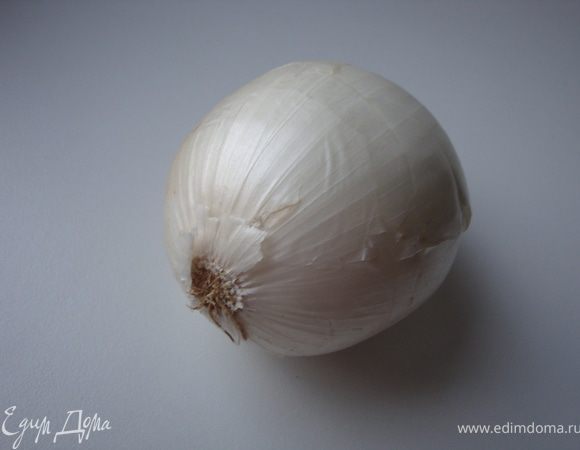 Почистить и помыть лук. Нарезать тоненькими полукольцами. Вот такой лук я брала.
Если у вас нет такого лука, возьмите тот, который есть.