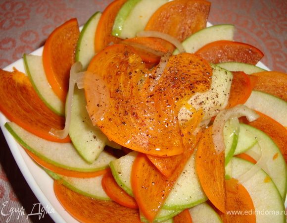 Салат посыпать свежемолотым душистым перцем и наслаждаться!