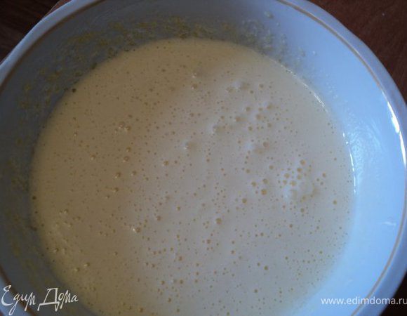 Желтки взбить с сахаром и сметаной.
