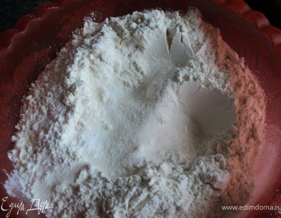 Муку смешать с разрыхлителем теста, ванилином, добавить натертый на терке охлажденный маргарин и взбитые  с сахаром желтки.                                                                            