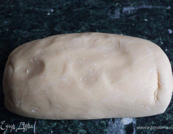 Быстро замесить тесто, разделить его на 3 части, завернуть в пищевую пленку и поставить в холодильник.