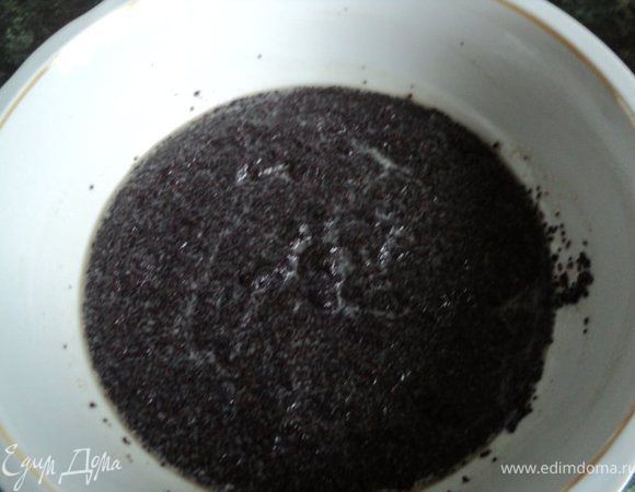 Мак перемолоть на кофемолке, залить стаканом кипятка и проварить 15мин  до выпаривания жидкости. Охладить, затем добавить сахар, растопленное масло, перемешать.
