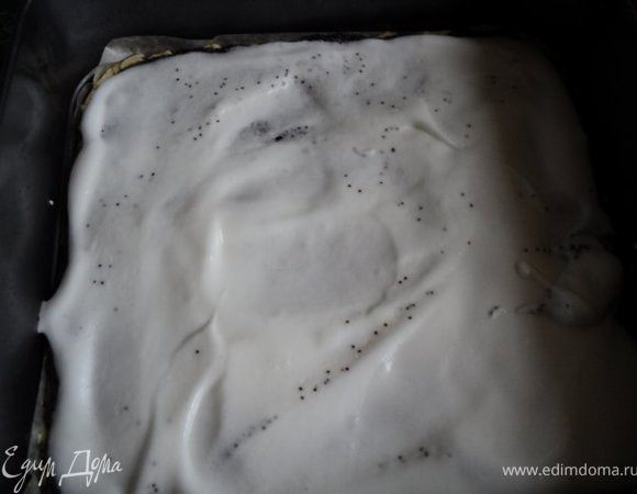 Взбить два охлажденных белка со щепоткой соли, добавив в конце 2 ст.ложки сахара. Взбитые белки выложить поверх маковой начинки. Выпекать в духовке при температуре 200 градусов 20-25мин. Через 15мин, если белки начнут румяниться, накрыть корж листом бумаги для выпечки.