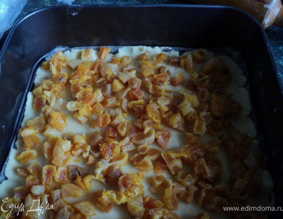 Сформировать второй корж: на лист теста выложить мелко порезанную распаренную курагу.                                                                                                                                        