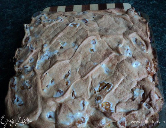 Сверху выложить два взбитых, как указано выше, белка. Испечь корж так же как и первый.