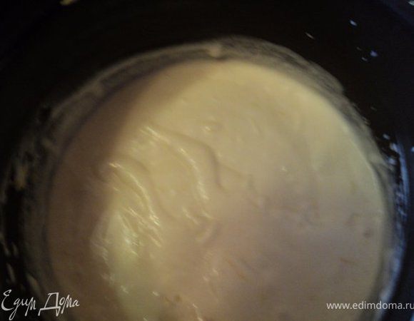 Взбила масло, добавляя понемногу заварной крем, и в конце добавила цедру лимона.