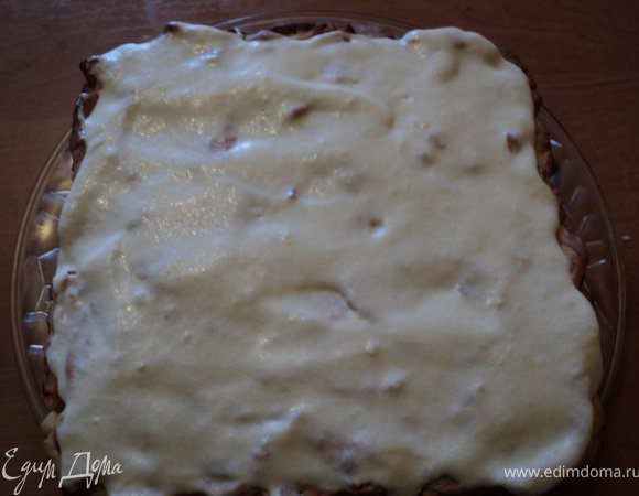 Собрать пляцок: корж с курагой, крем, корж с маком, крем, корж с орехами. Сверху и боков смазать кремом.                                                                                                                  