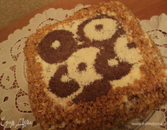 Бока посыпать измельченными орехами, верх украсить натерты на терке черным и белым шоколадом.  Выдержать пляцок в холодильнике 10-12час. Приятного аппетита!