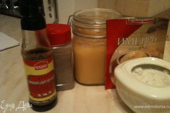 Приготовить маринад из соевого соуса, меда, имбиря, перца. Досолить если нужно.