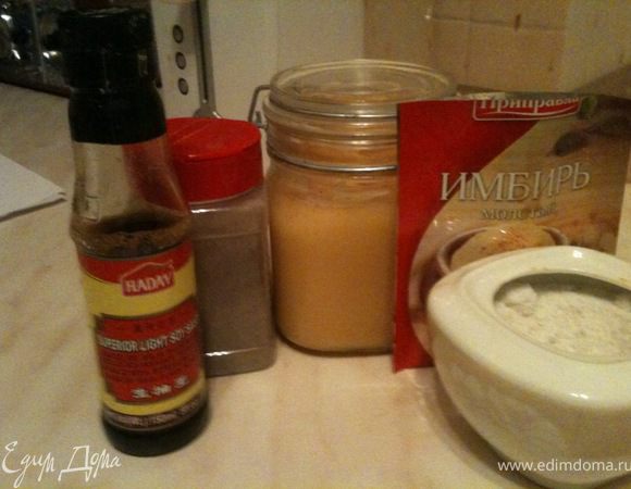 Приготовить маринад из соевого соуса, меда, имбиря, перца. Досолить если нужно.