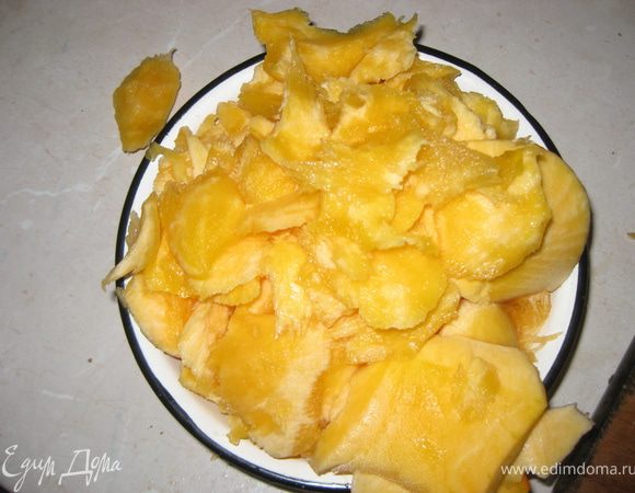 Мякоть очищеную от семян и волоком нарезаем кубиками.