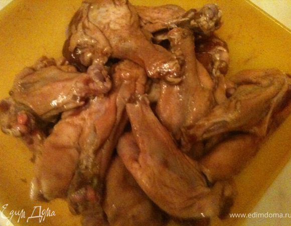 Замариновать крылышки в маринаде и поставить в холодильник на ночь. Если есть маринатор, можно воспользоваться ним.