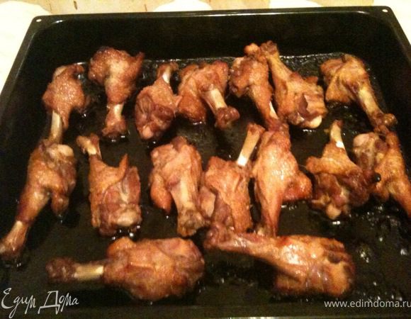 По истечение времени фольгу снять и подрумянить крылышки в течение 15-20 минут.