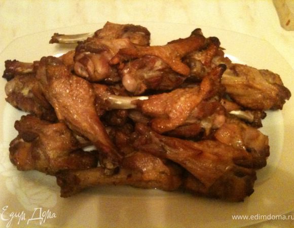 Готовые крылышки выложить на блюдо и посыпать кунжутом. Сразу же подавать к столу. Приятного аппетита!