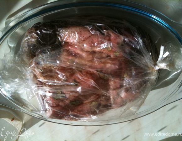 Выложить мясо в рукав для запекания и запекать в духовке при температуре 150 градусов 3 часа. Подавать можно и в горячем и в холодном виде. Приятного аппетита!