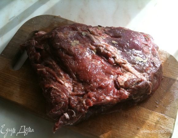 Мясо помыть и обсушить. Нафаршировать чесноком. 
Приготовить маринад из водки, меда, соли, перца и лаврового листа. Замариновать мясо и поставить в холодильник на сутки (можно дольше).