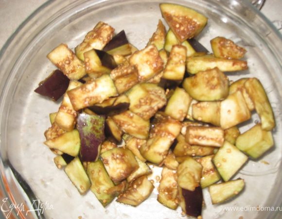 Нарезаем крупным кубиком картофель, баклажан(солим немного чтоб горечь вышла), кабачок, перец. Мелким кубиком нарезаем морковь.