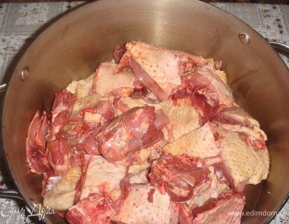 Утку порубить на небольшие кусочки.Положить в кастрюлю, залить водой, что бы покрывало мясо.Поставить на медленный огонь тушиться.Как закипит посолить и добавить лавровый лист.