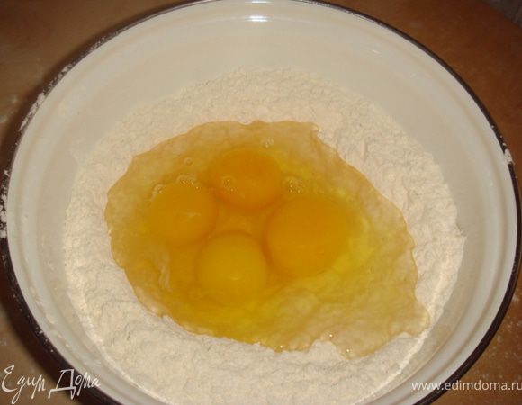 Замесить тесто из муки, яиц и воды с солью.