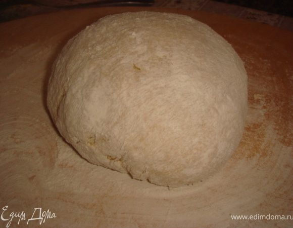 Тесто хорошо вы месить ( как на лапшу). Дать отдохнуть 15 мин.
