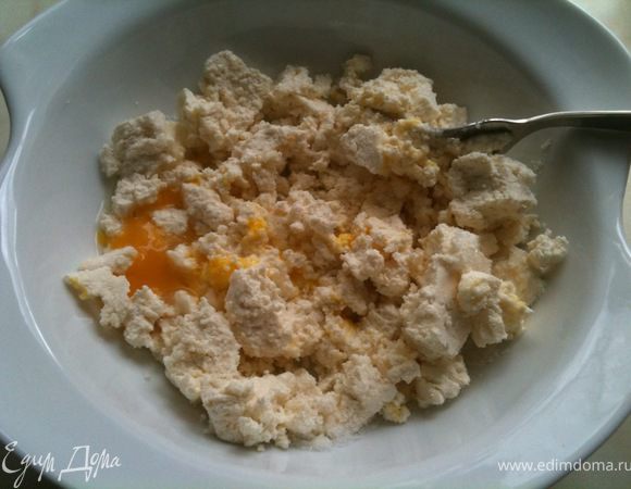 Приготовить начинку. Смешать творог с яйцом, сахаром и ванилином. Растереть до однородной массы.