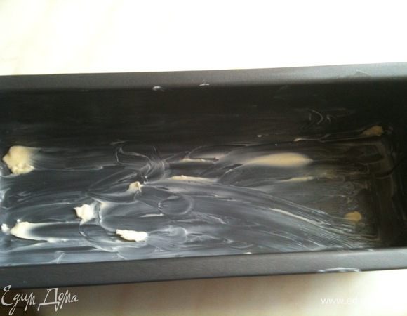 Форму (у меня для кекса) хорошо смазать сливочным маслом.