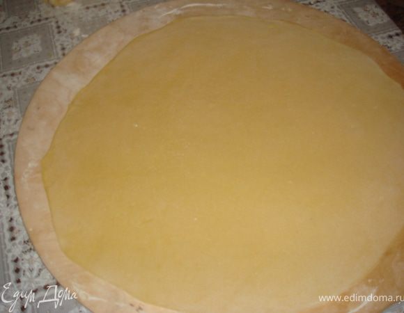 Делим на 2-3 части и раскатываем тонкие пласты 3-4 мл.