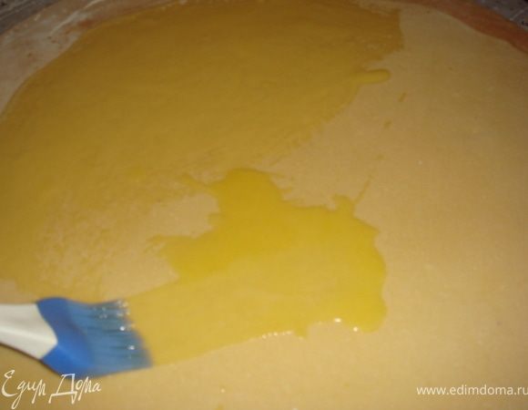 растопить масло и смазать каждый пласт маслом.