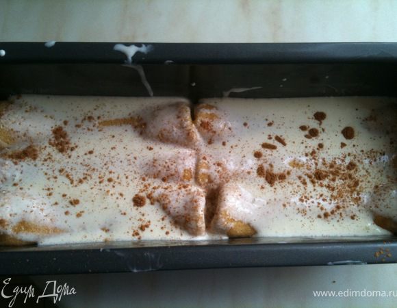 Полить сметанно-яичной заливкой и присыпать корицей.