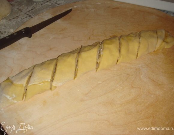 Свернуть в рулет, нарезать на порции.