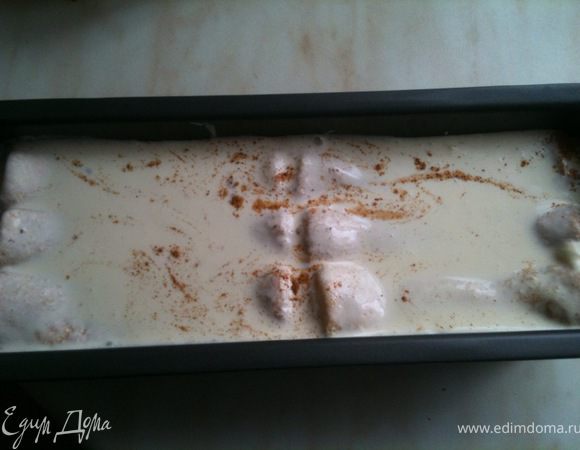 Подготовить следующие блинчики, выложить наверх первого слоя и сново залить заливкой,посыпать корицей и сахарным песком.