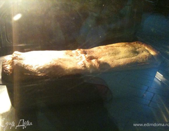 Поставить форму в разогретую до 170-180 градусов духовку и выпекать около 40 минут.