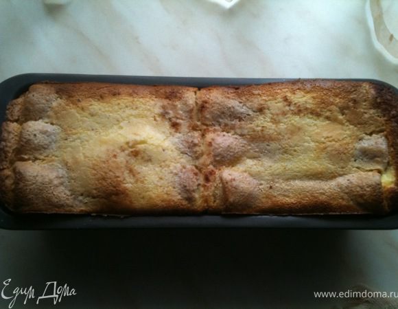 После образования золотистой корочки. Достать форму из духовки.