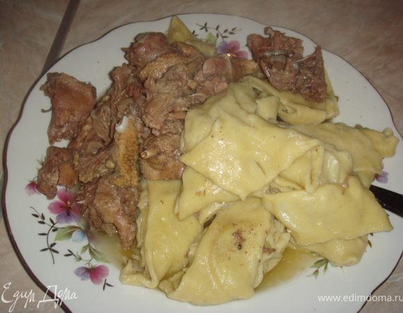 Как мясо будет готово долить воды в бульон и подсолить. Как закипит закинуть туда штрюли и отварить вместе с мясом 5-10мин. Готовые штрюли выкладываем на блюдо и поливаем немного жирным бульоном.Приятно аппетита!