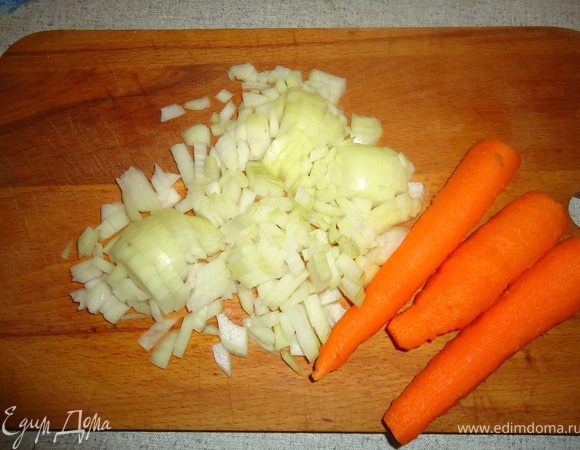 Лук и морковь чистим;
