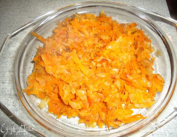 Жарим лук до золотистого цвета;затем добавляем морковь,немного воды и тушим до готовности.Даём остыть.