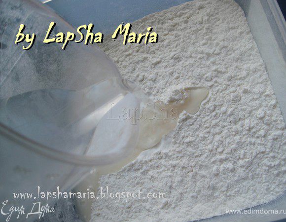 Муку просеять вместе с солью. Тонкой струйкой влить воду.