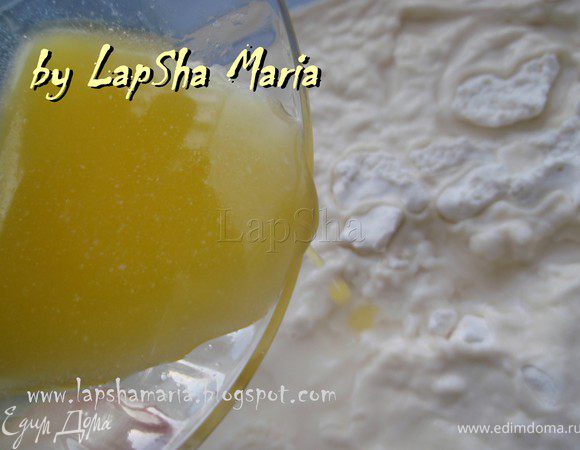 40 гр. масло растопить, я это делаю в свч. Просто и быстро. Тонкой струйкой влить в муку. Аккуратно перемешать сначала ложкой, а затем руками.