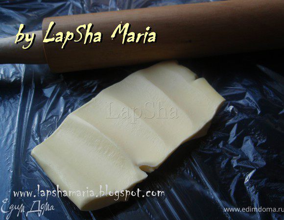 Выстелить на столе пищевую пленку. Положить оставшийся кусок масла и немного его отбить. Раскатать в квадрат, чтобы оно было толщиной примерно 0,5 см. Упаковать в пищевую пленку и убрать в холодильник. 