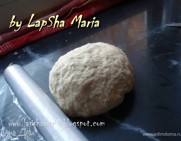 Вымешивать тесто минут 5, скатать в шар, упаковать в пленку и убрать в холодильник на 30-40 минут