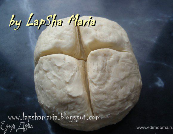 Тесто достать из холодильника, рабочую поверхность присыпать мукой. Не используйте много муки, иначе тесто станет слишком крутым и не будет достаточно слоиться. Сделать глубокий надрез крестом.