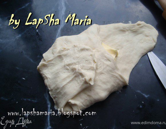 По очереди каждый лепесток сложить, так чтобы все масло было закрыто. 