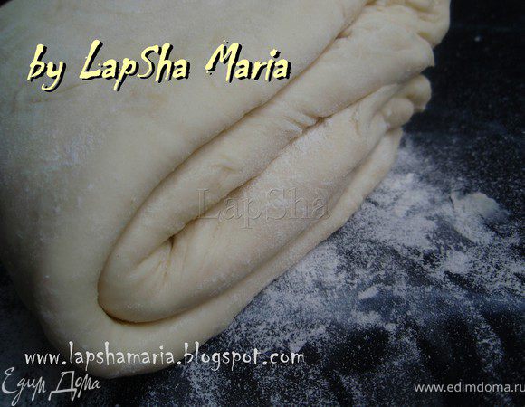 Затем чуть отбить скалкой и аккуратно раскатать, не тонко. Слоеное тесто всегда следует раскатывать в одном направлении, но это очень сложно, по крайне мере мне, неопытному кулинару)) Сложить в два или три раза. И снова аккуратно раскатать. Пласт положить в холодильник на час, чтобы масло охладилось.