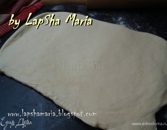 Пласт теста снова сложить в двое или втрое и снова раскатать, повторить ещё пару раз и убрать в холодильник ещё на 30 минут.