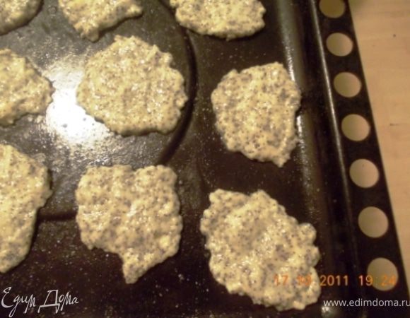 Вообще-то надо было раскатать тесто и формочками печеньки нарезать, но очень мне хотелось побыстрее попробовать, интересно же:), поэтому налепила я на противень лепёшек и в духовку запихнула, при 200 гр. пеклись они минут 15