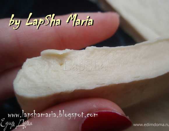 Очень жаль, что через фото не передать текстуру теста. На тесте видны тонкие слои. В итоге оно очень мягкое и эластичное, с ним приятно работать. Его можно тут же приготовить, а можно хранить в холодильнике  или морозилке. 